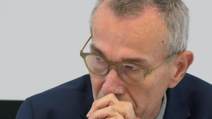 Frank Vandenbroucke (sp.a) retient ses larmes lors d'une conférence de presse à la clinique CHC Montlégia.